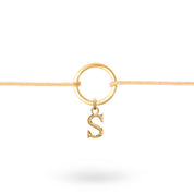 Bracelet cordon personnalisable doré initiales et charms Delya beige - Bijou sur fond blanc