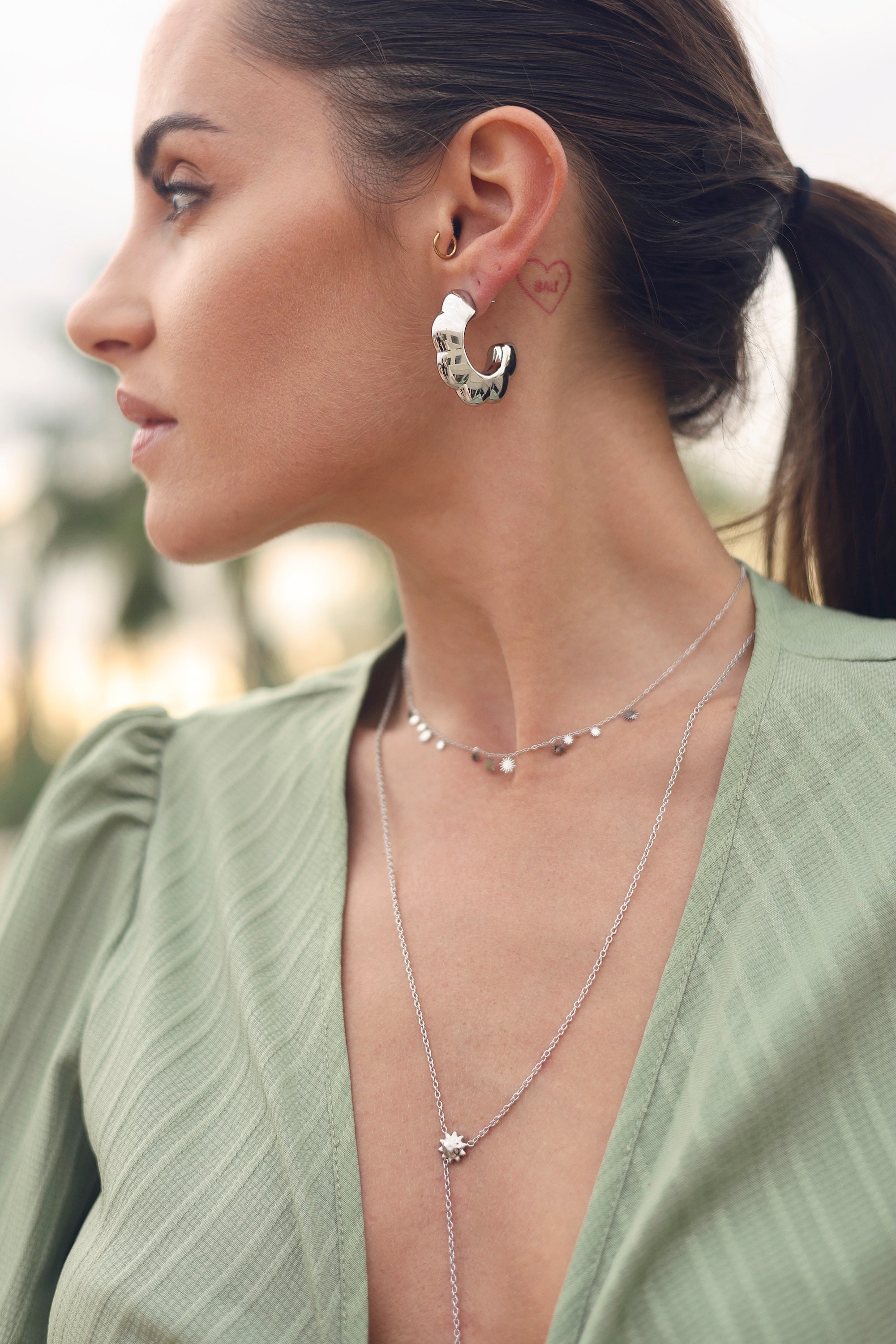 Boucles d'oreilles créoles argentées Floria  en forme de fleur - Bijou porté