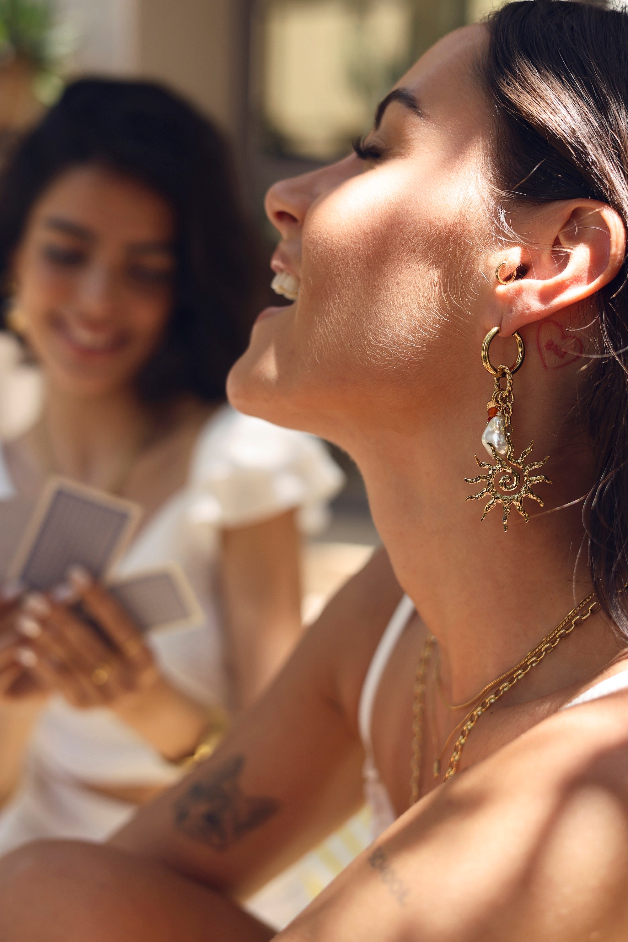 Boucles d'oreilles mini créoles dorées Ulysse avec pendentifs soleil, perle en résine et cœur orné d'un œil et d'un zircon - Bijou porté