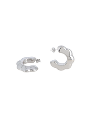Boucles d'oreilles créoles argentées Floria  en forme de fleur - Bijou sur fond blanc