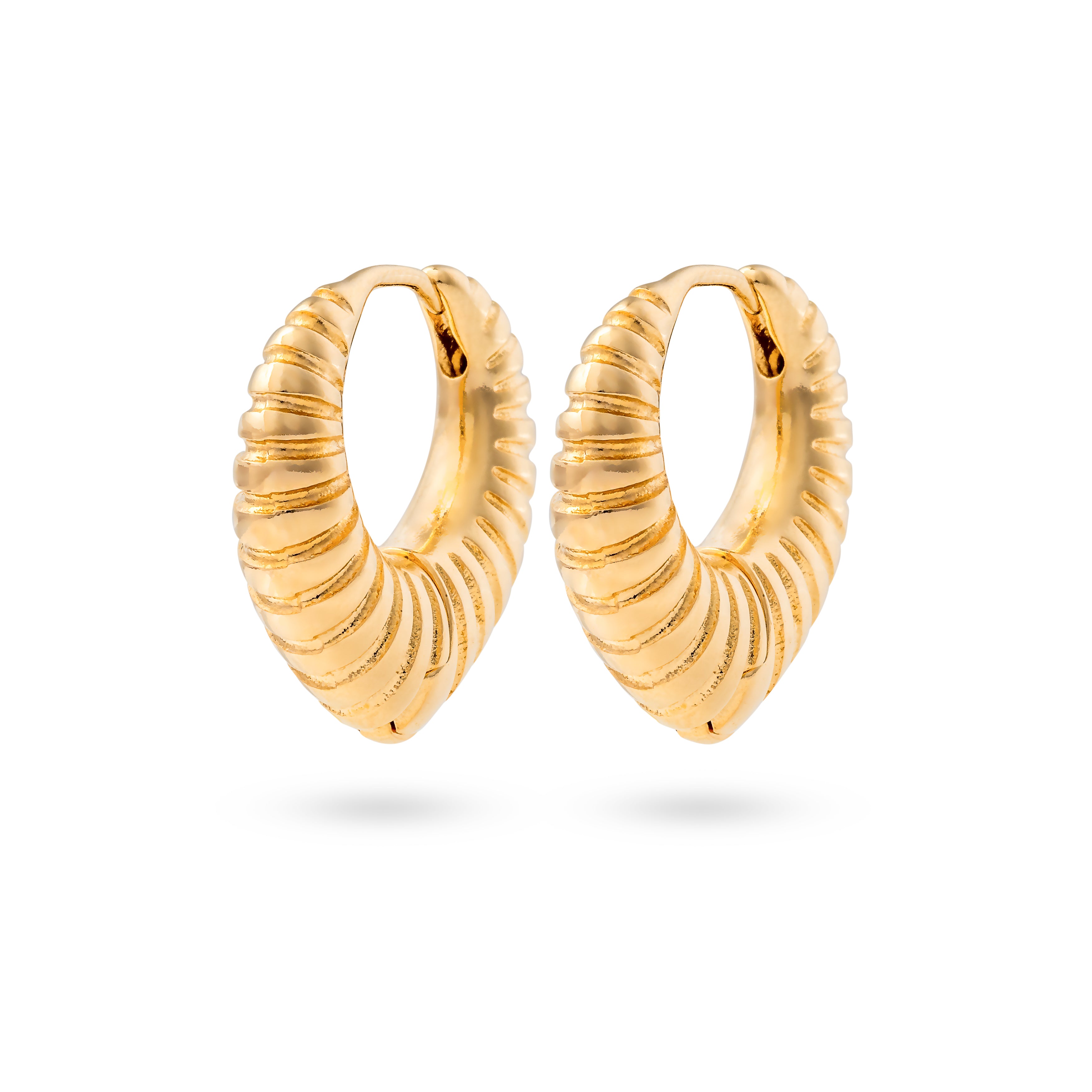 Boucles d'oreilles mini créoles dorées Alora striées - Bijou photographié sur fond blanc