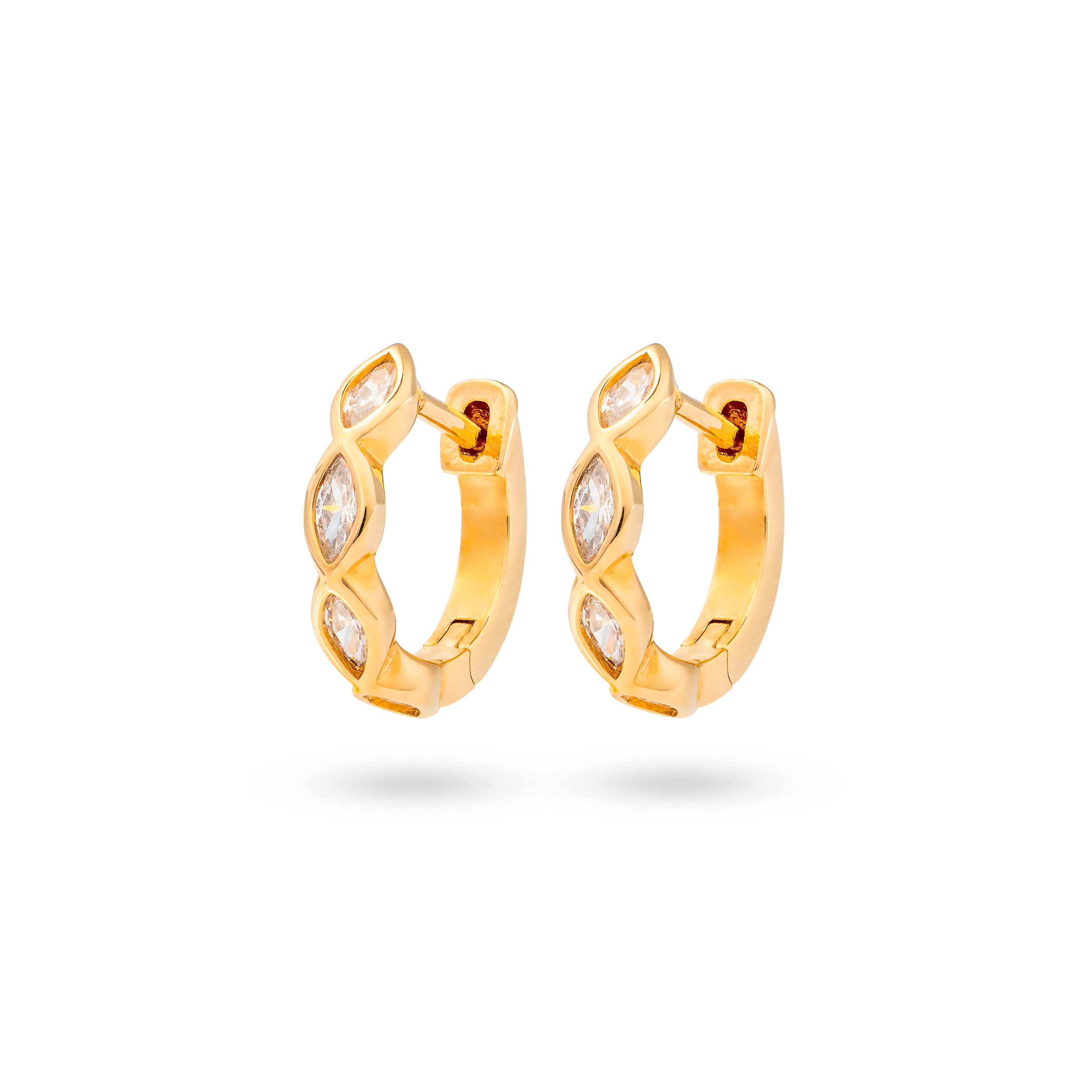 Boucles d'oreilles mini créoles dorées Annalise ornées de zircons - Bijou photographié sur fond blanc