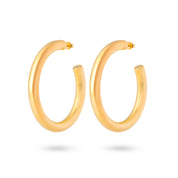 Boucles d'oreilles créoles dorées lisses Arabella 4,8cm - Bijou photographié sur fond blanc