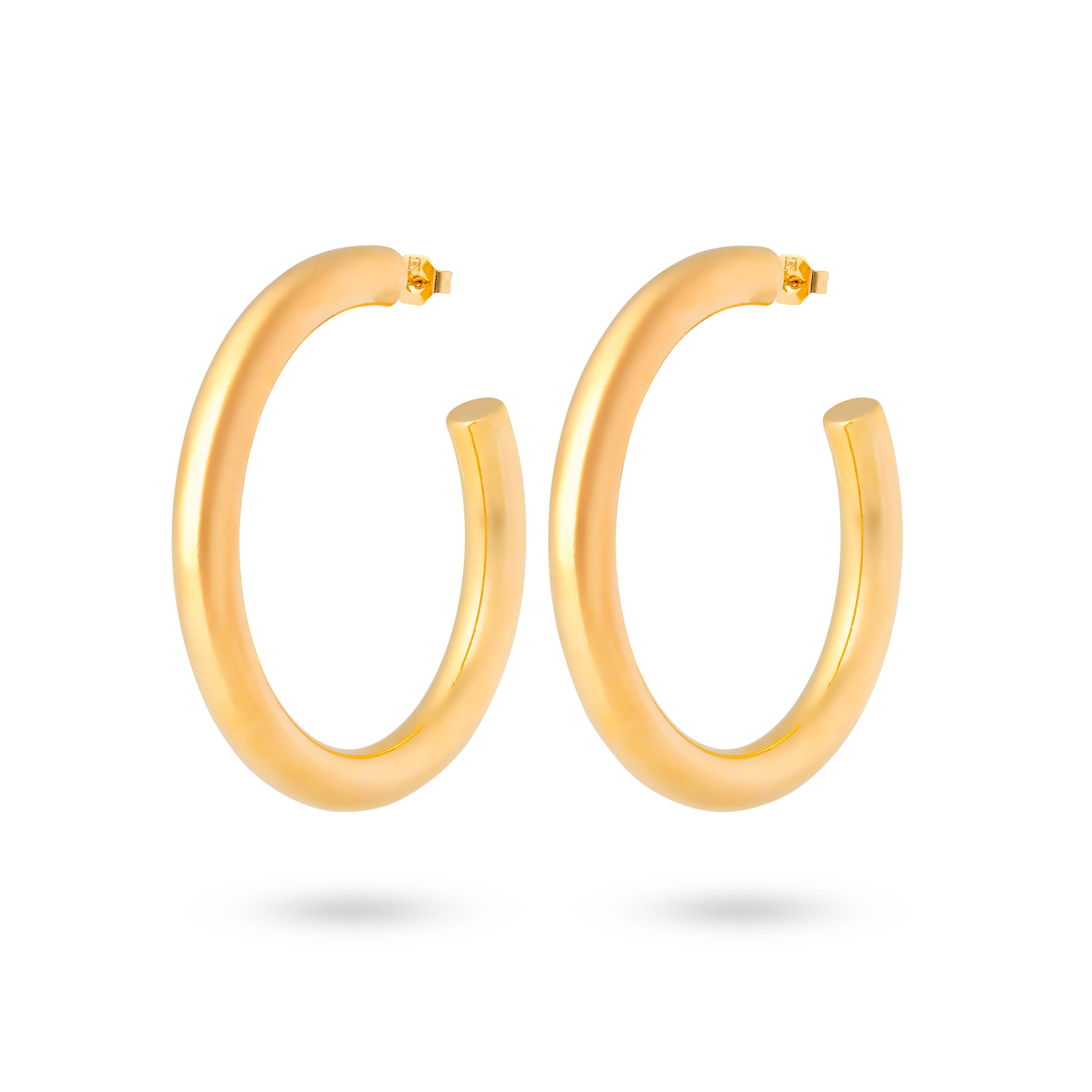 Boucles d'oreilles créoles dorées lisses Arabella 4,8cm - Bijou photographié sur fond blanc