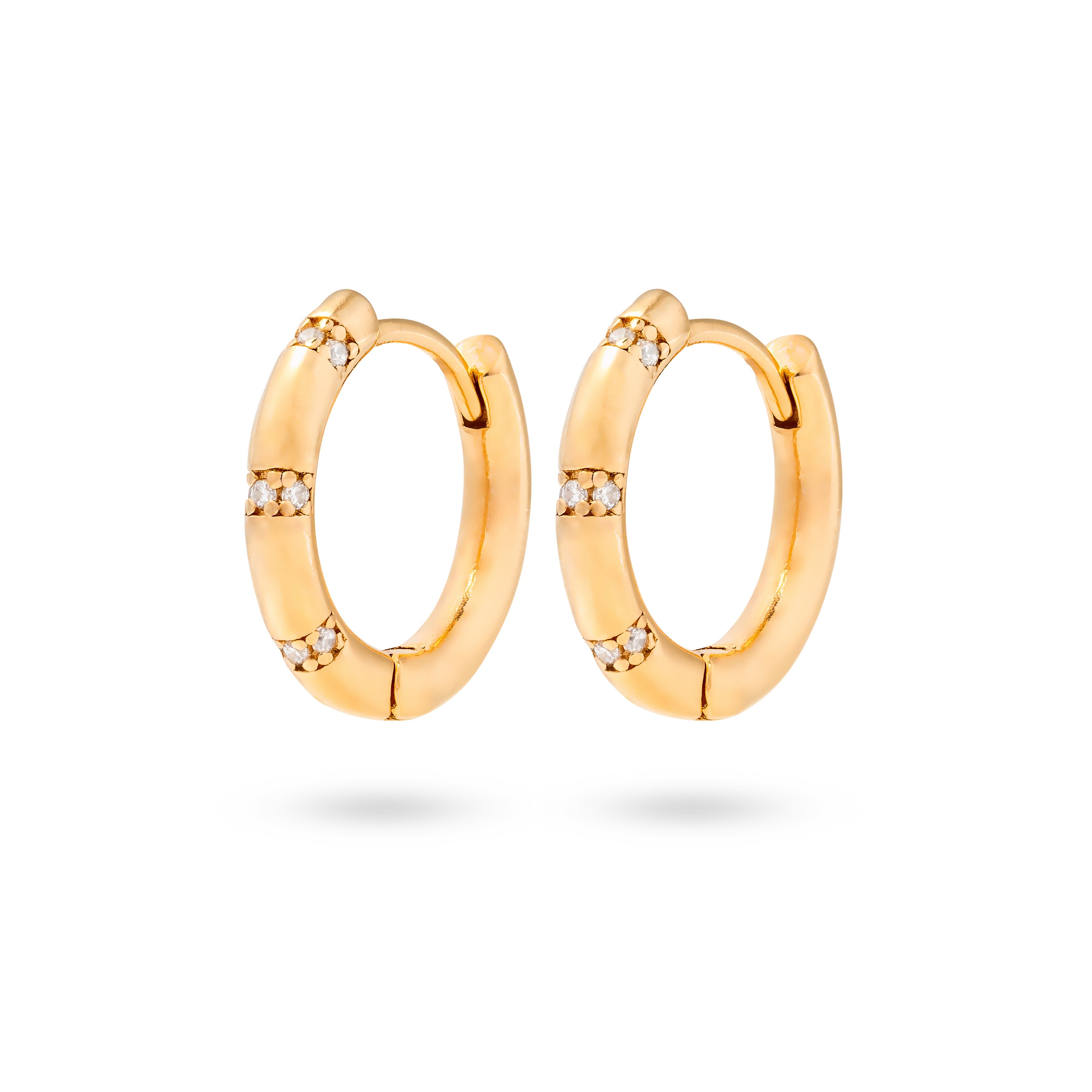 Boucles d'oreilles mini créoles dorées Ariella ornées de zircons - Bijou photographié sur fond blanc