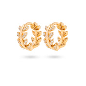 Boucles d'oreilles mini créoles dorées Clarissa motif laurier ornées de zircons - Bijou photographié sur fond blanc