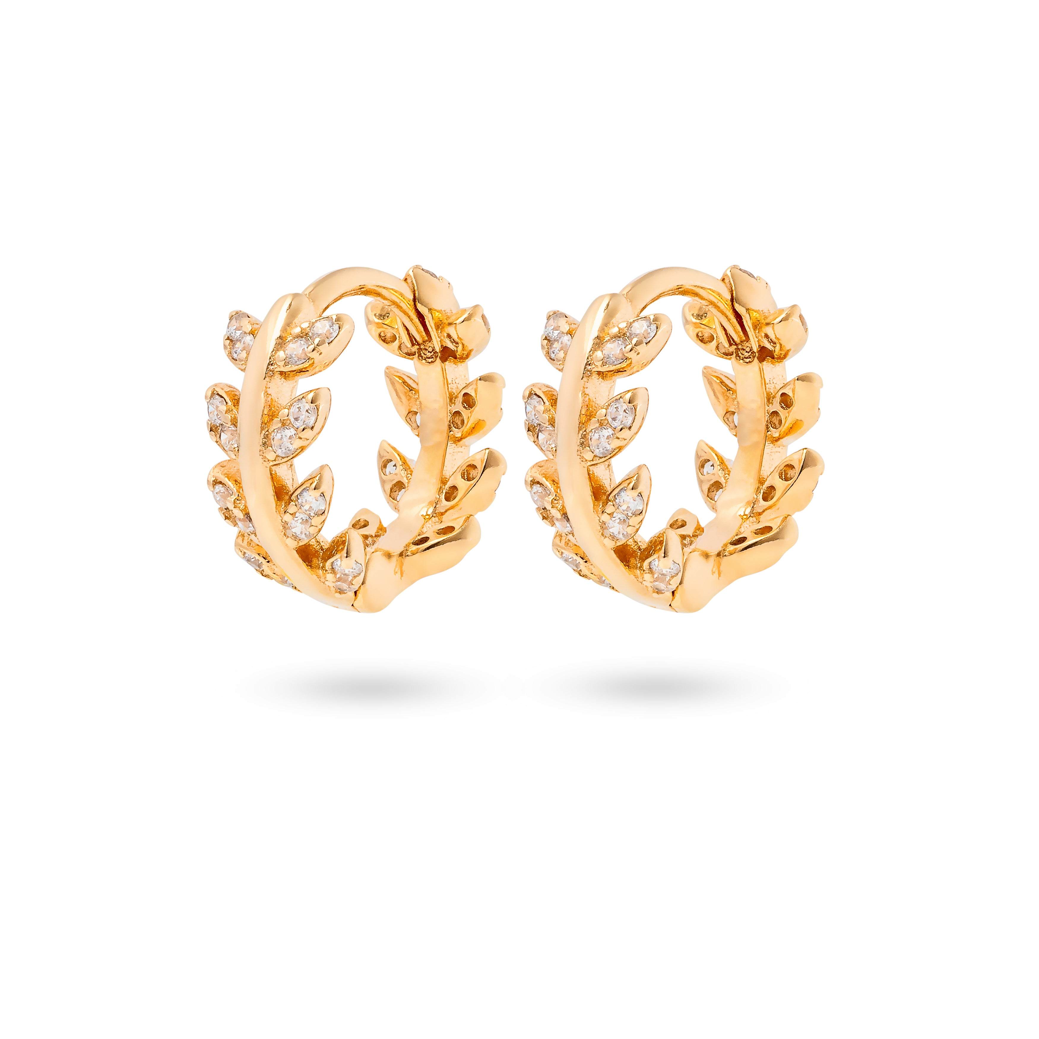 Boucles d'oreilles mini créoles dorées Clarissa motif laurier ornées de zircons - Bijou photographié sur fond blanc
