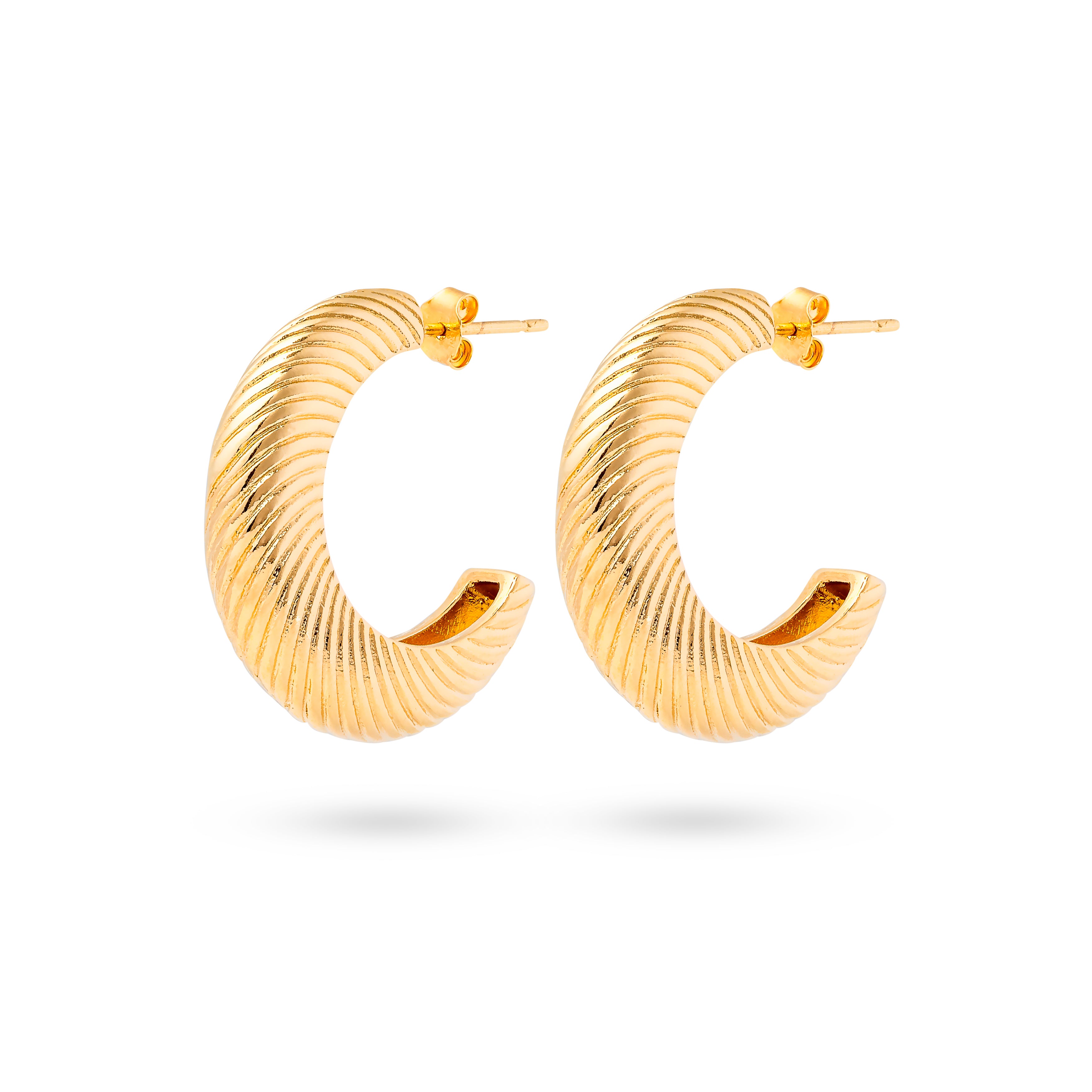 Créoles dorées striées Eloven - Bijou photographié sur fond blanc