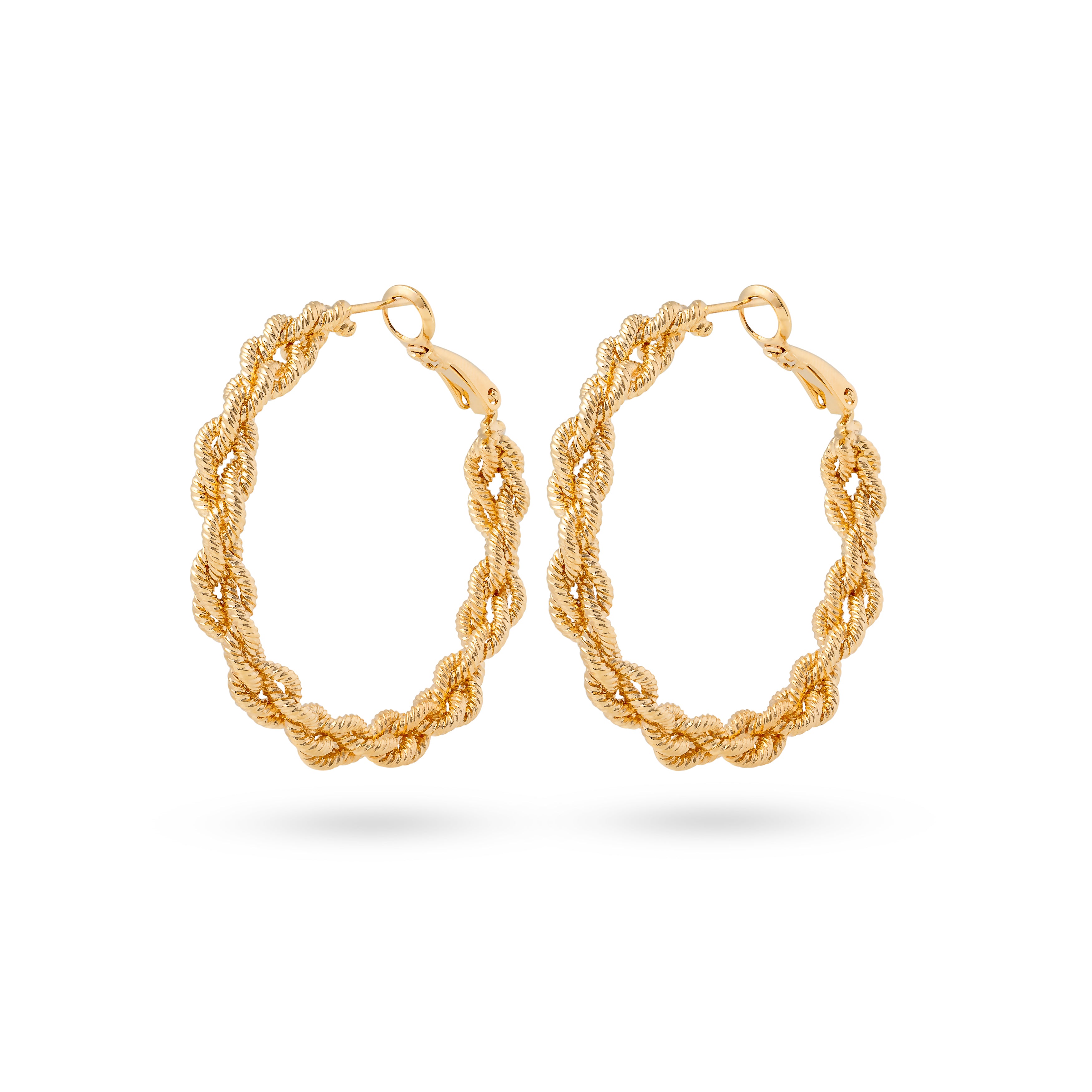 Boucles d'oreilles créoles dorées Gaya 4cm torsadées et texturées - Bijou photographié sur fond blanc