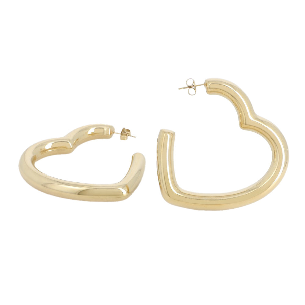 Créoles dorées en forme de cœur - Bijou photographié sur fond blanc 