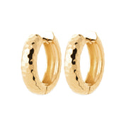 Boucles d'oreilles créoles dorées martelées - Bijou photographié sur fond blanc