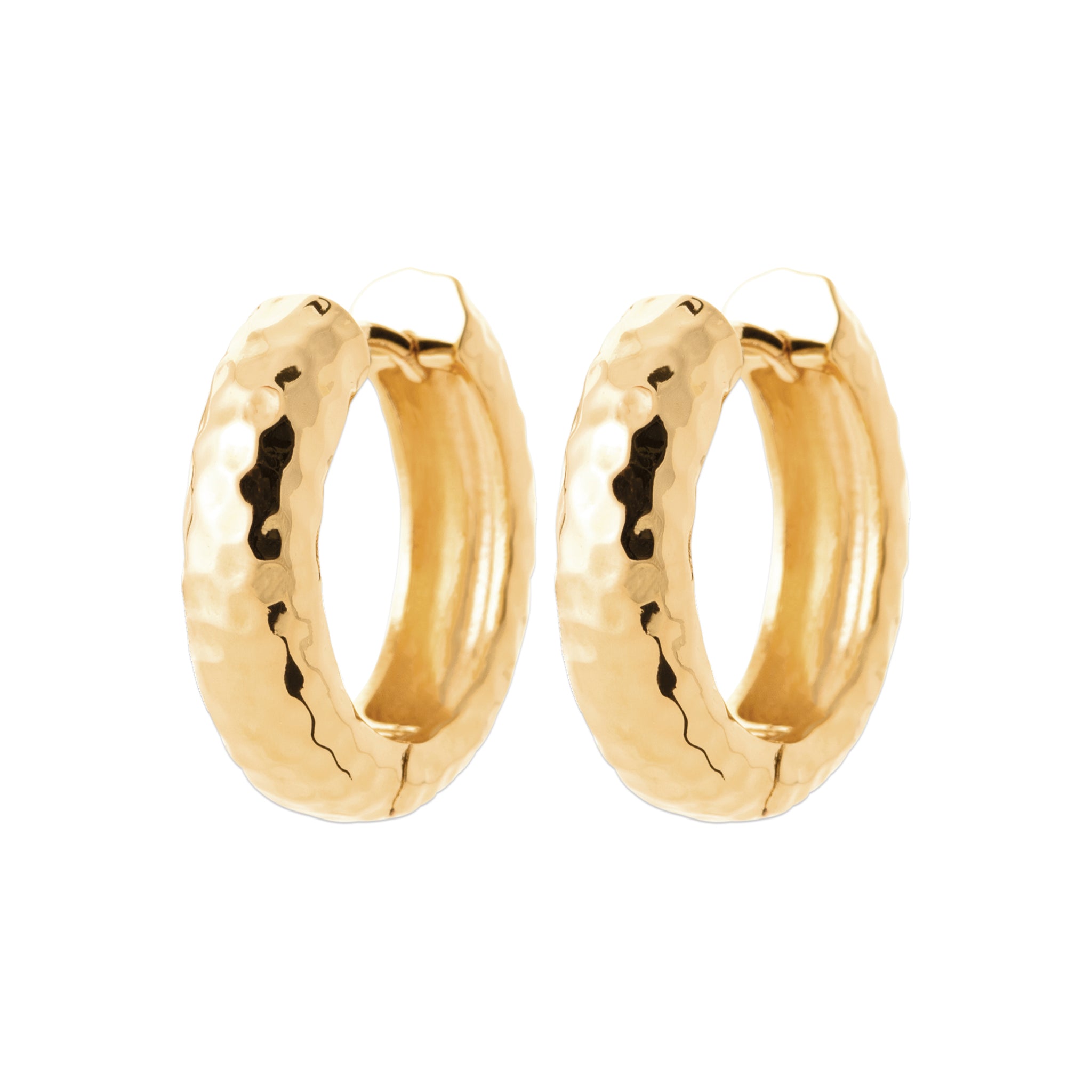 Boucles d'oreilles créoles dorées martelées - Bijou photographié sur fond blanc
