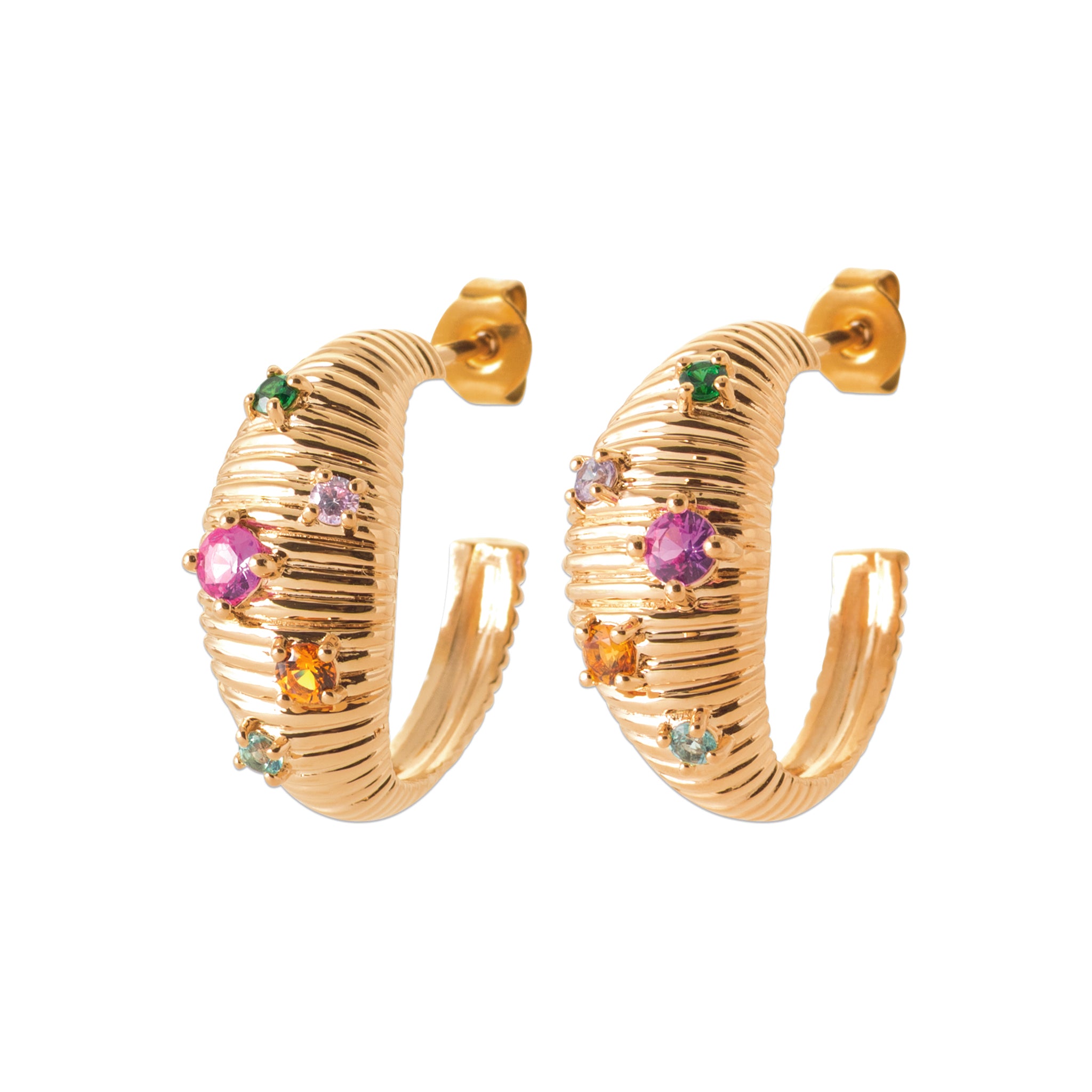 Boucles d'oreilles créoles dorées Janina striées et ornées de zircons colorés - Bijou photographié sur fond blanc