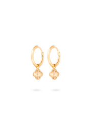 Boucles d'oreilles mini créoles dorées Keria avec pendentif trèfle texturé - Bijou photographié sur fond blanc