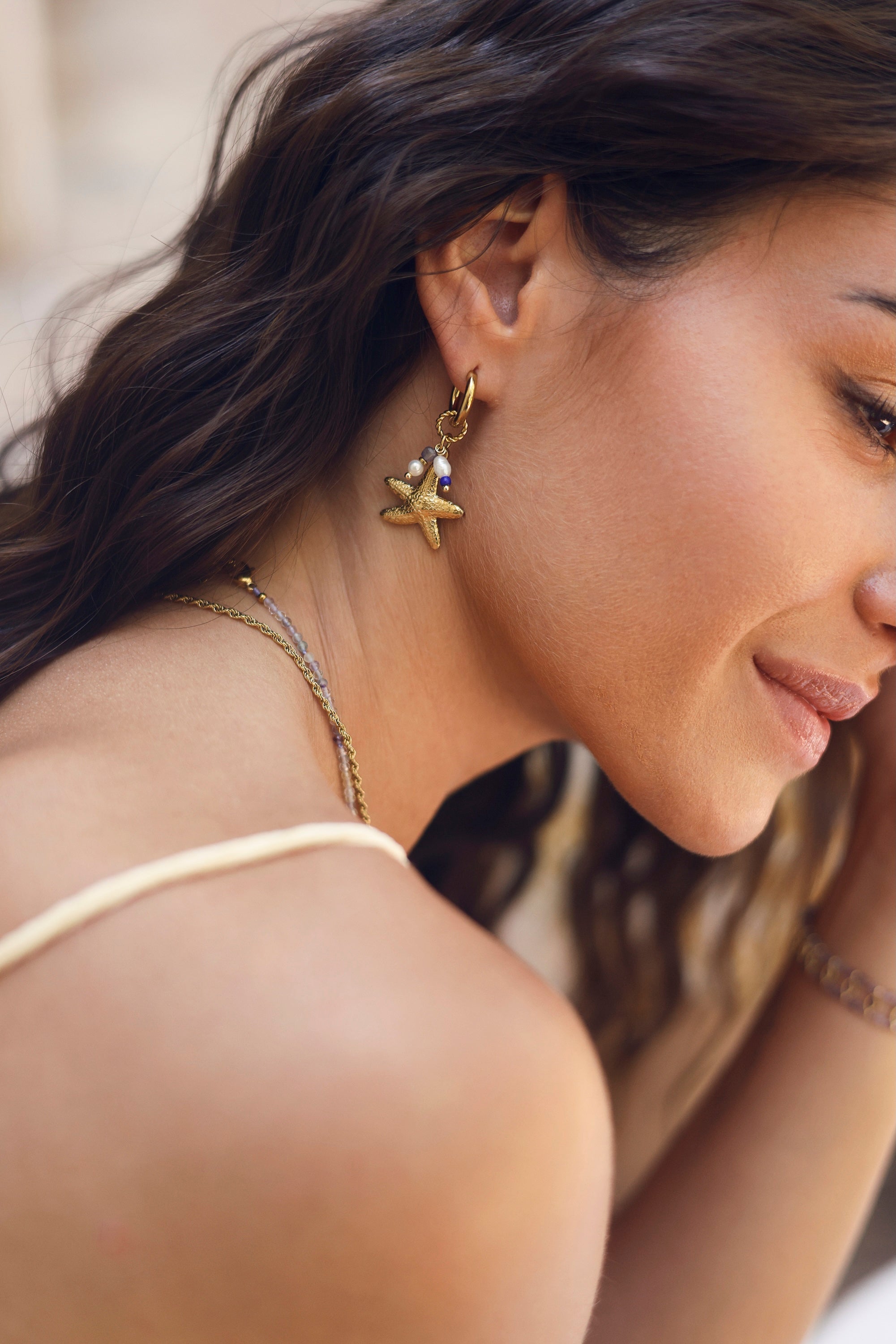Boucles d'oreilles mini créoles dorées Mircella avec pendentif étoile de mer et pierres naturelles - Bijou porté
