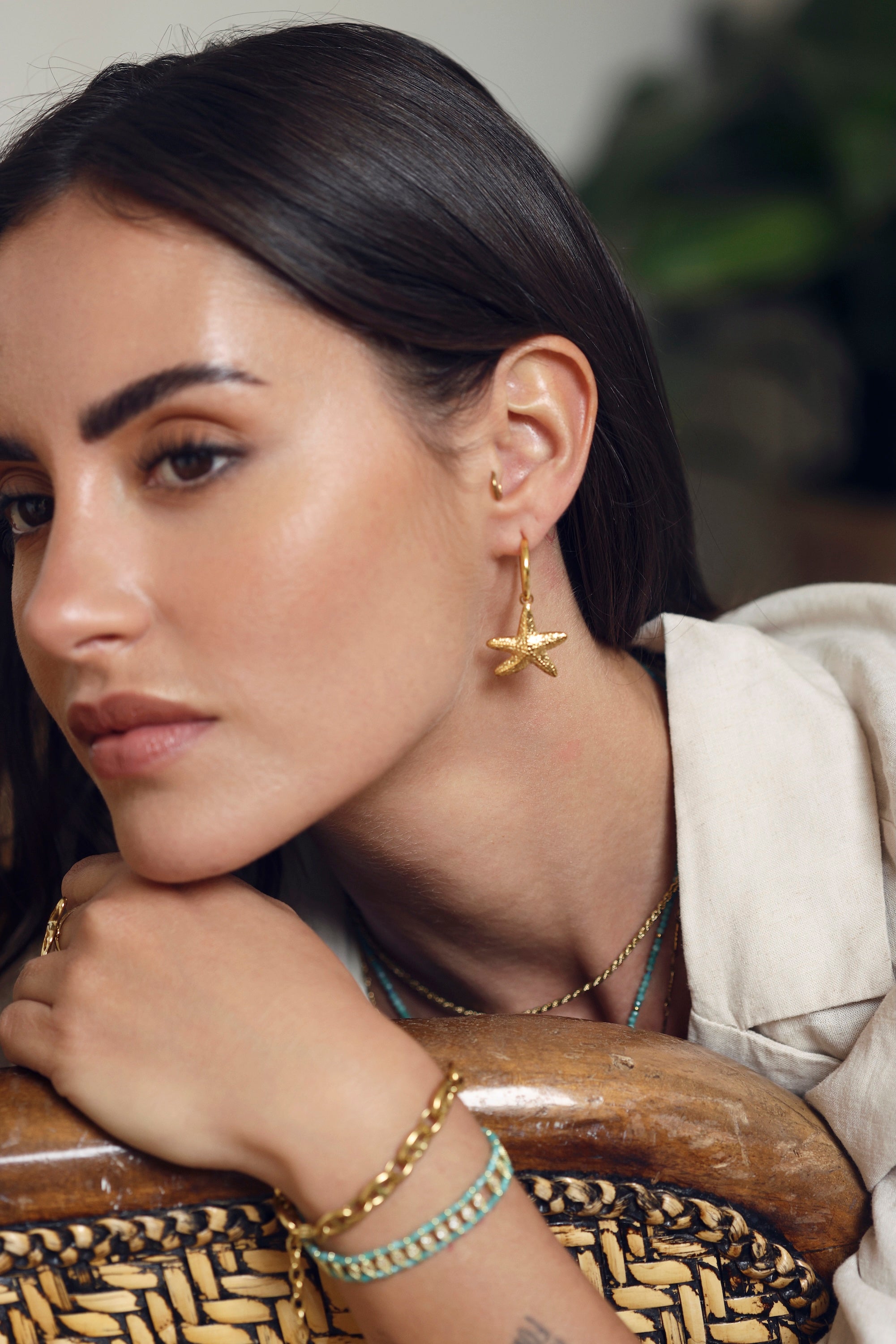 Boucles d'oreilles mini créoles dorées Mirya avec pendentif étoile de mer - Bijou porté