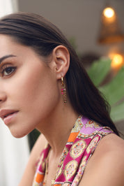 Boucles d'oreilles mini créoles dorées Opaline avec pendentif amulette amour, chaînette et pierres naturelles - Bijou porté