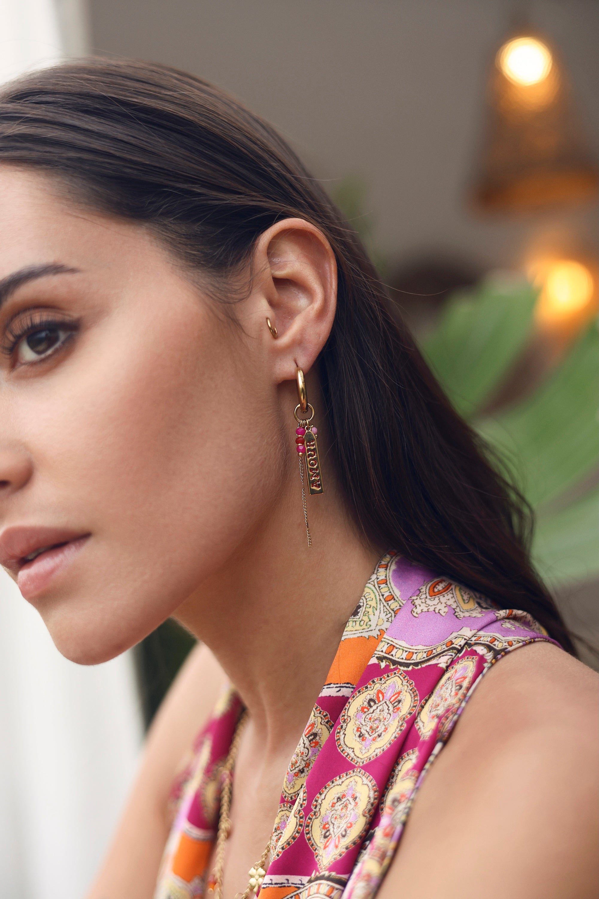 Boucles d'oreilles mini créoles dorées Opaline avec pendentif amulette amour, chaînette et pierres naturelles - Bijou porté