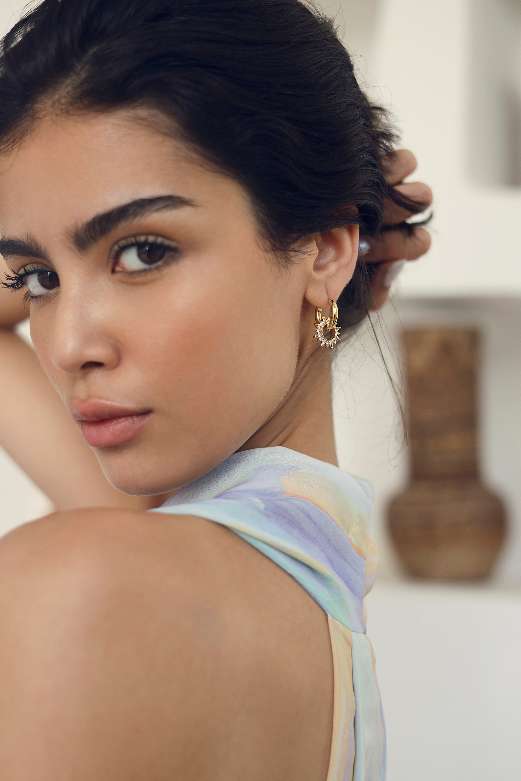 Boucles d'oreilles mini créoles dorées Sanara avec pendentif soleil serti de zircons - Bijou porté