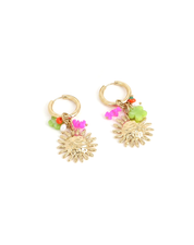 Boucles d'oreilles mini créoles dorées Syria avec pendentifs soleil, fleur et pierres naturelles - Bijou sur fond blanc