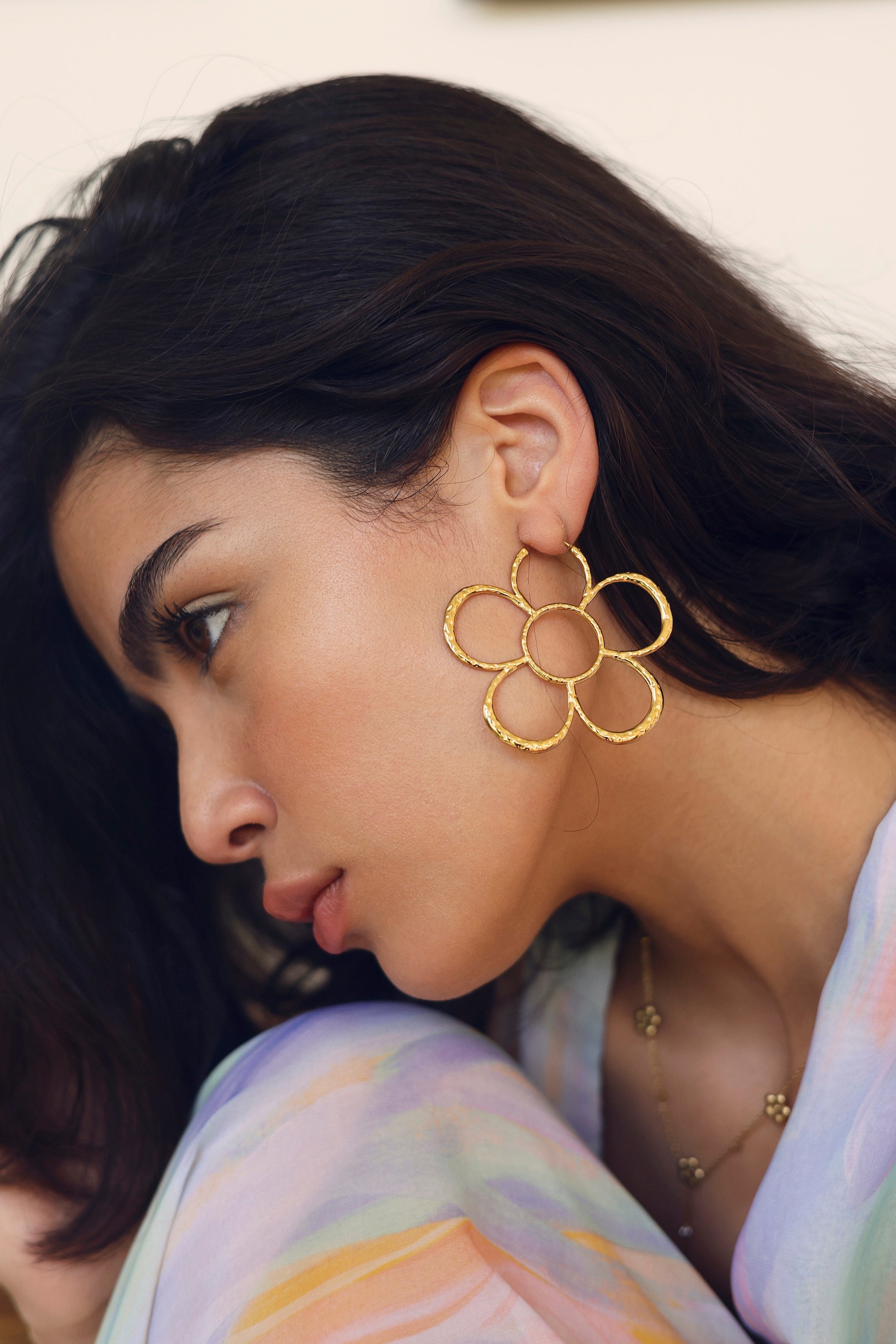 Boucles d'oreilles créoles dorées motif fleur ajourée - Bijou porté