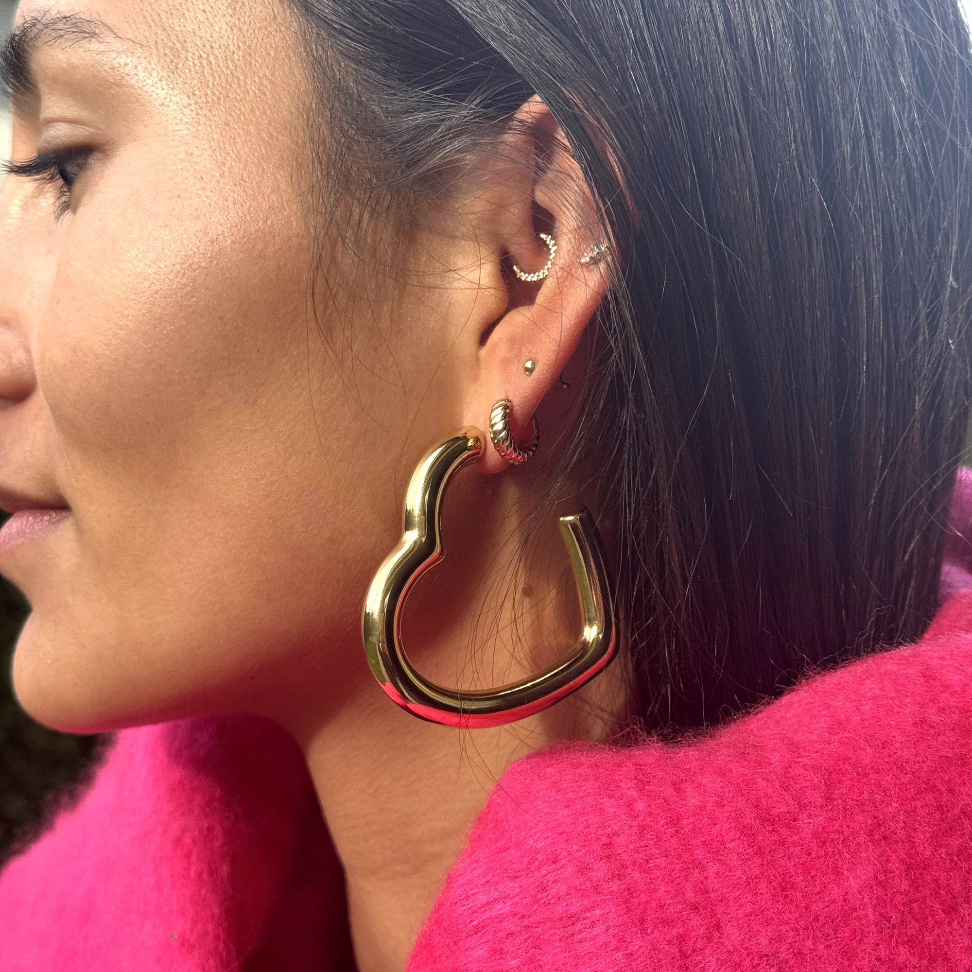 Créoles dorées Andrée en forme de cœur - Bijou porté 