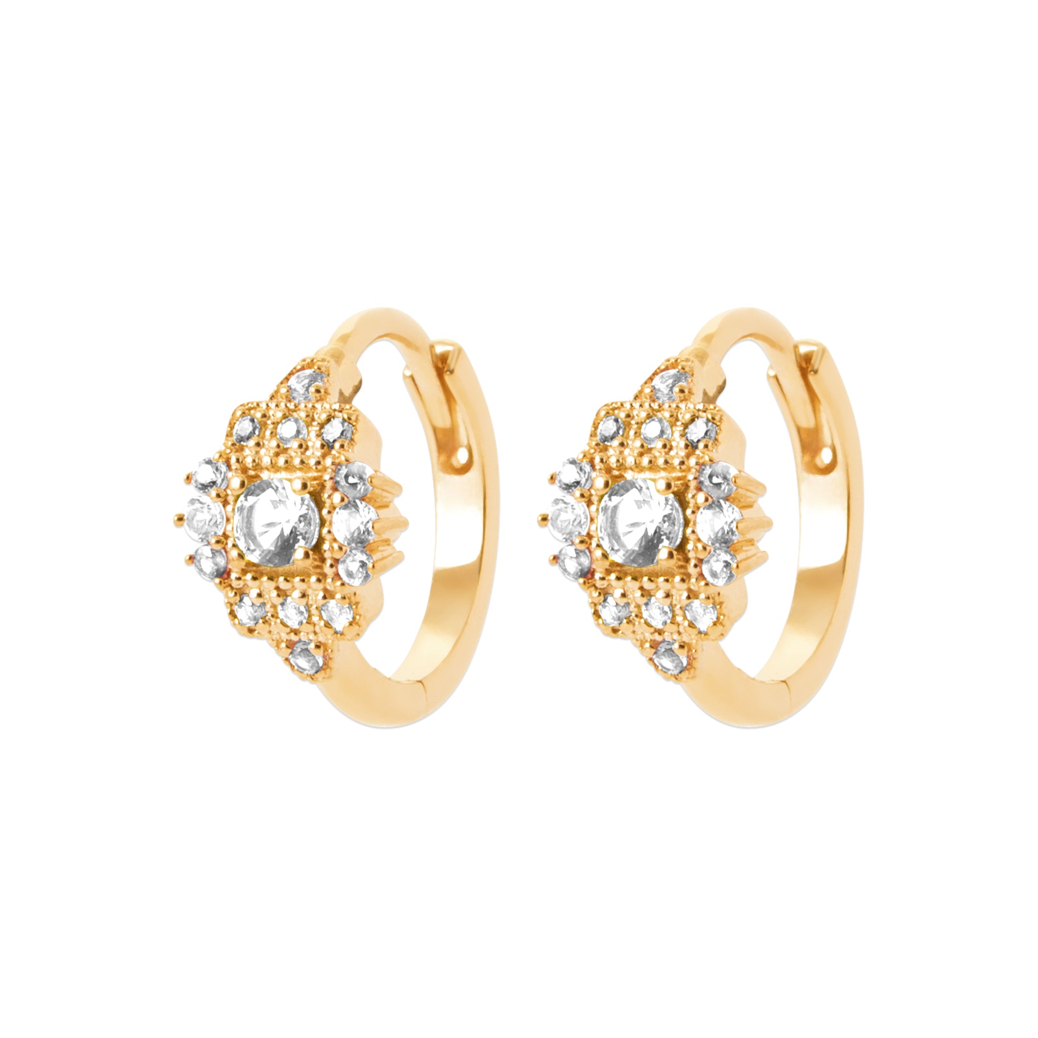 Créoles dorées Hedda blanc avec motifs orientaux sertis de zircons - Bijou photographié sur fond blanc 