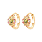 Créoles dorées Hedda vert et rose avec motifs orientaux sertis de zircons colorés vert et rose - Bijou photographié sur fond blanc 