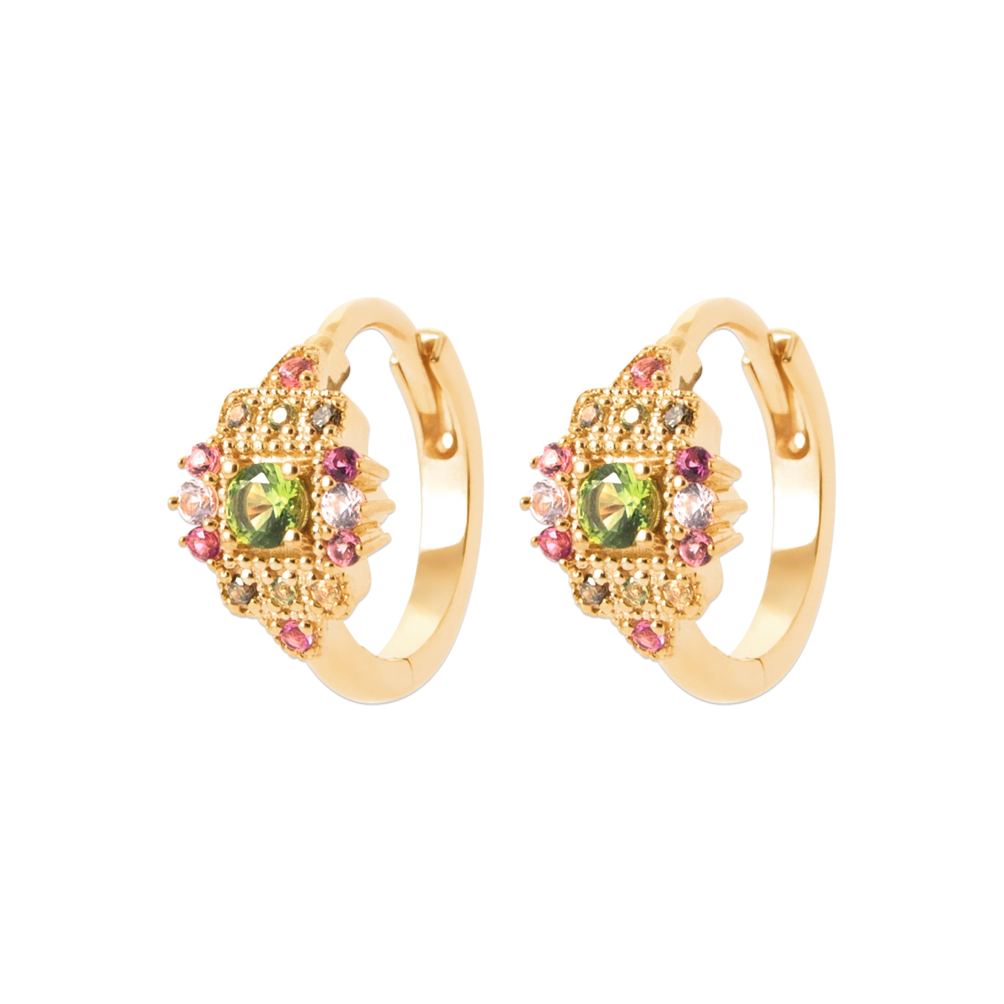 Créoles dorées Hedda vert et rose avec motifs orientaux sertis de zircons colorés vert et rose - Bijou photographié sur fond blanc 
