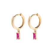 Boucles d'oreilles mini créoles Amisha pendentif zircons roses rectangulaires - Bijou photographié sur fond blanc