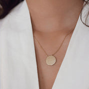 FLAVIE - Collier personnalisable doré pour gravure - Bijou porté