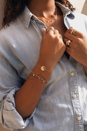Grosse bague Lee statement dorée - Bijou porté 