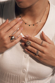 Grosse bague Lee statement dorée - Bijou porté 