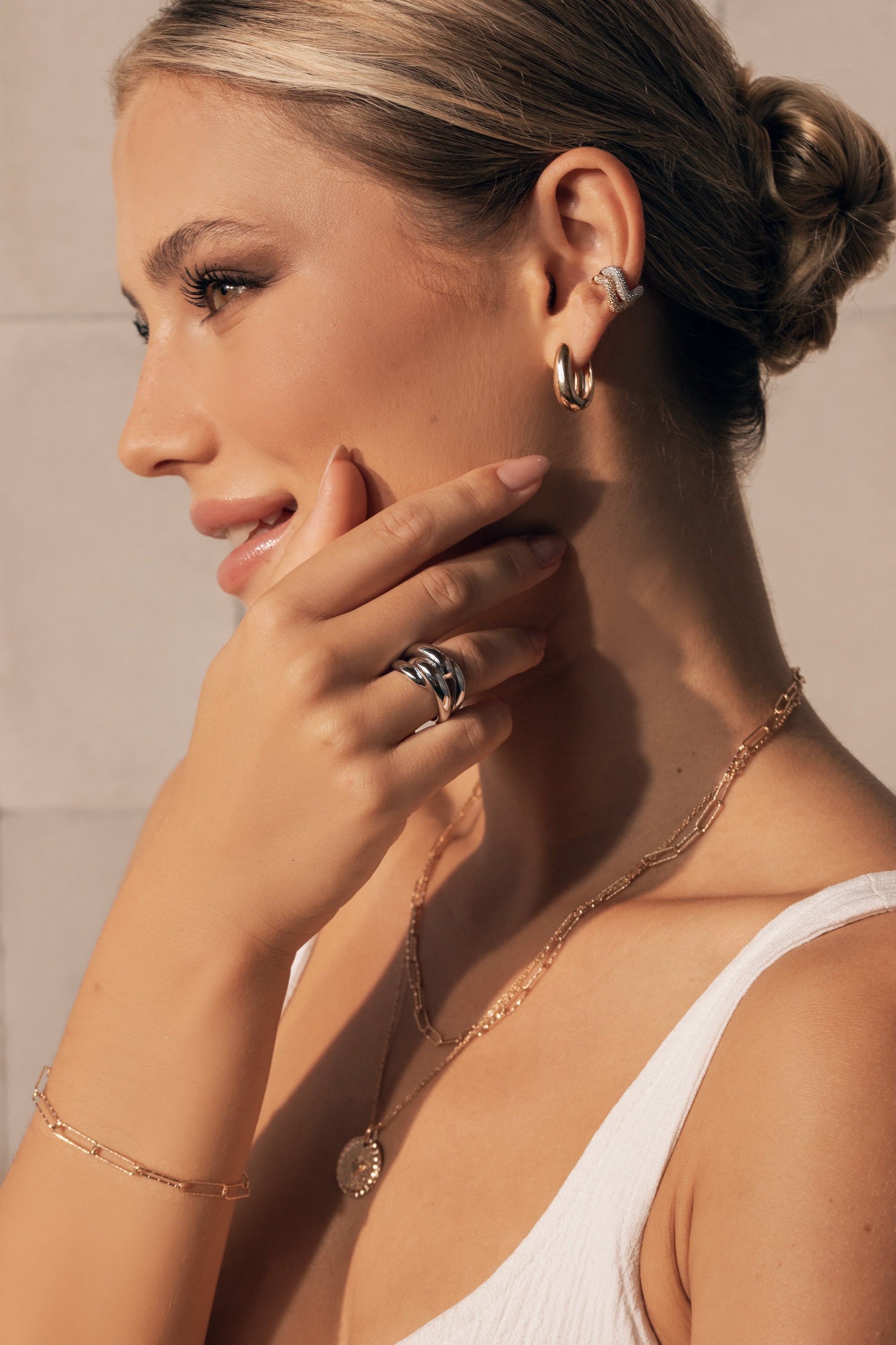 Grosse bague Manoa en argent nœud - Bijou porté