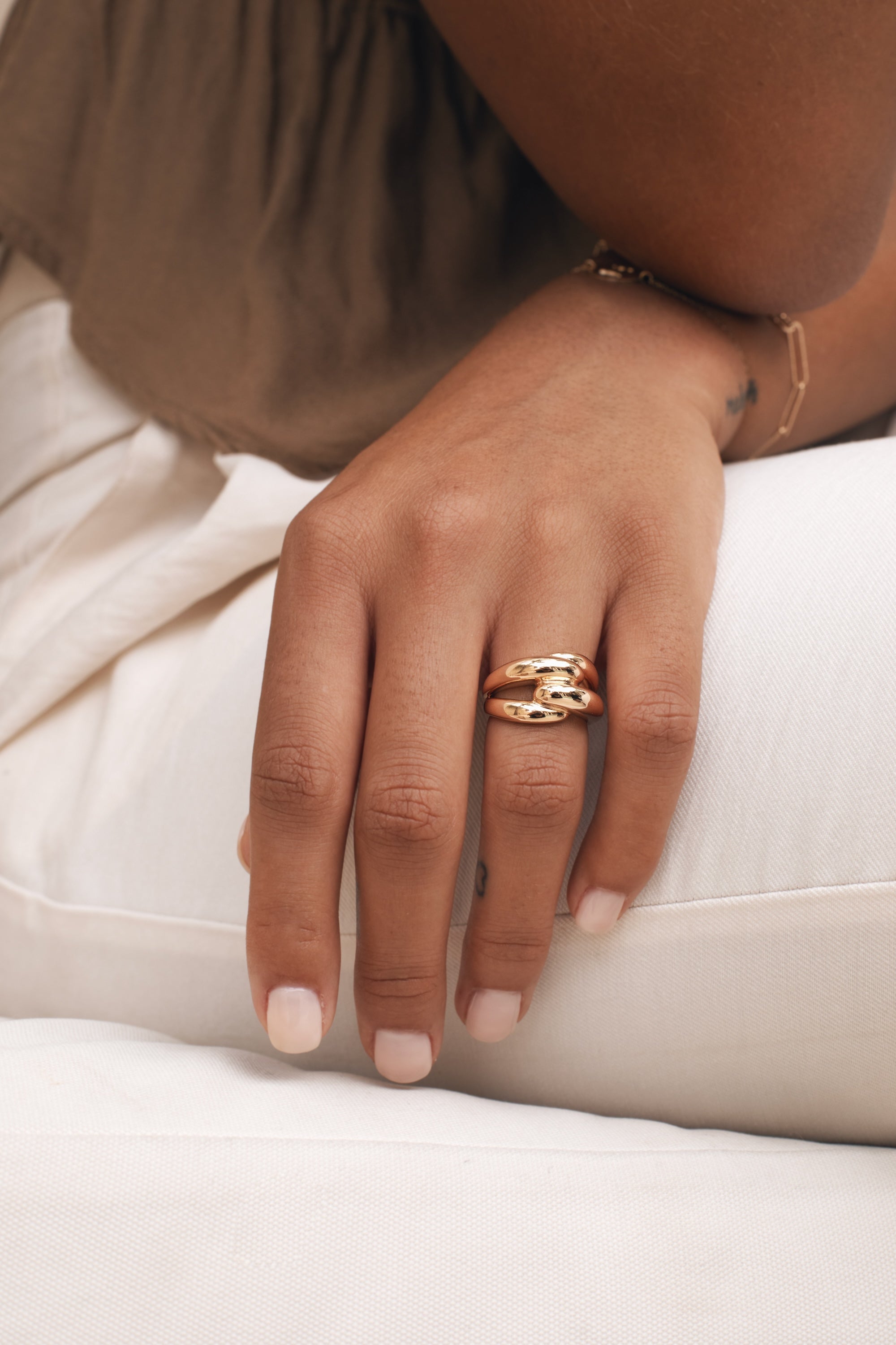 Grosse bague dorée Manoa nœud - Bijou porté focus 