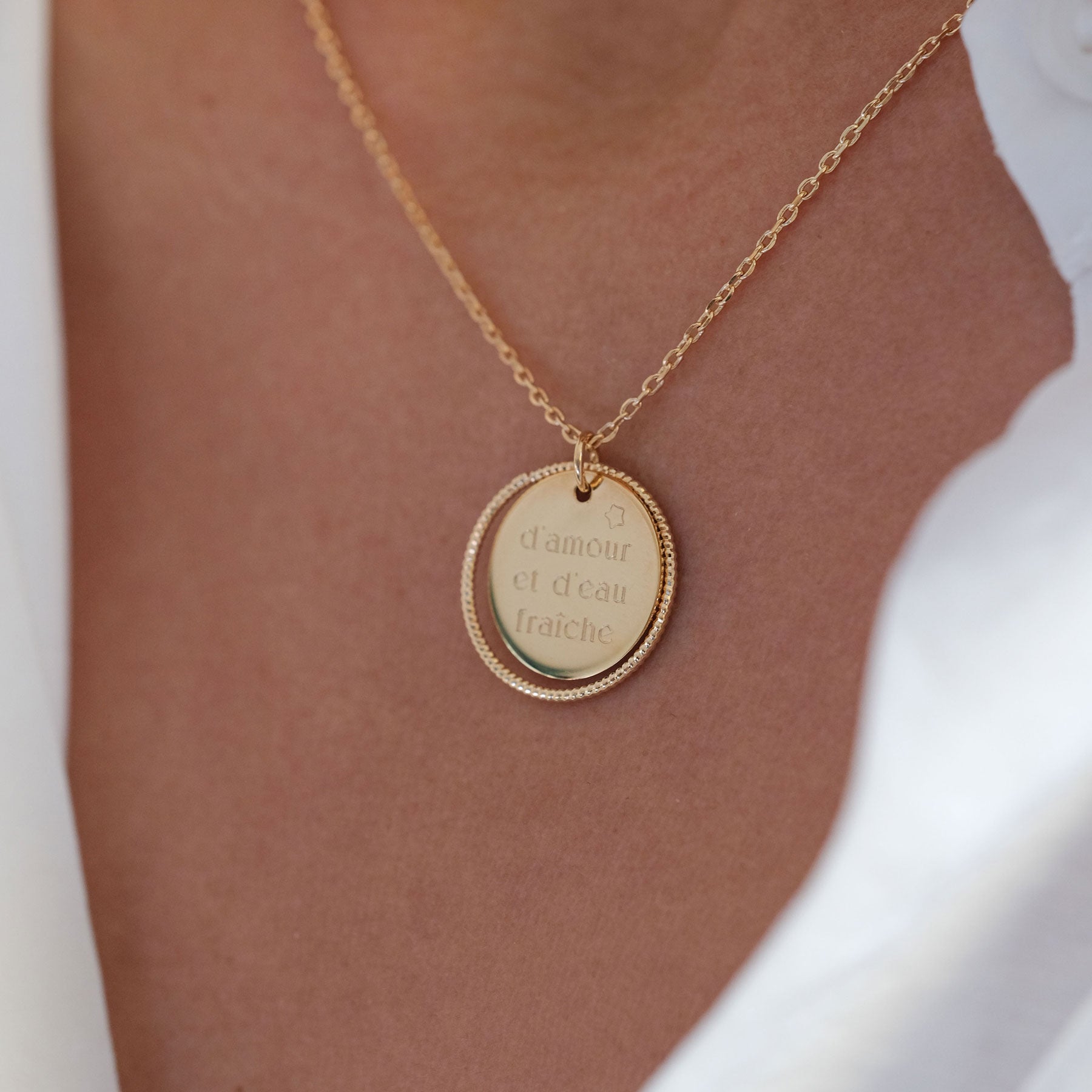 Jade - Collier personnalisable doré médaille pour gravure - Bijou porté