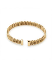 Jonc ouvert doré Maeline 8mm maille tressée - Bijou sur fond blanc