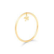 Jonc doré Charlene fleur brossé orné d'un pendentif fleur - Bijou photographié sur fond blanc