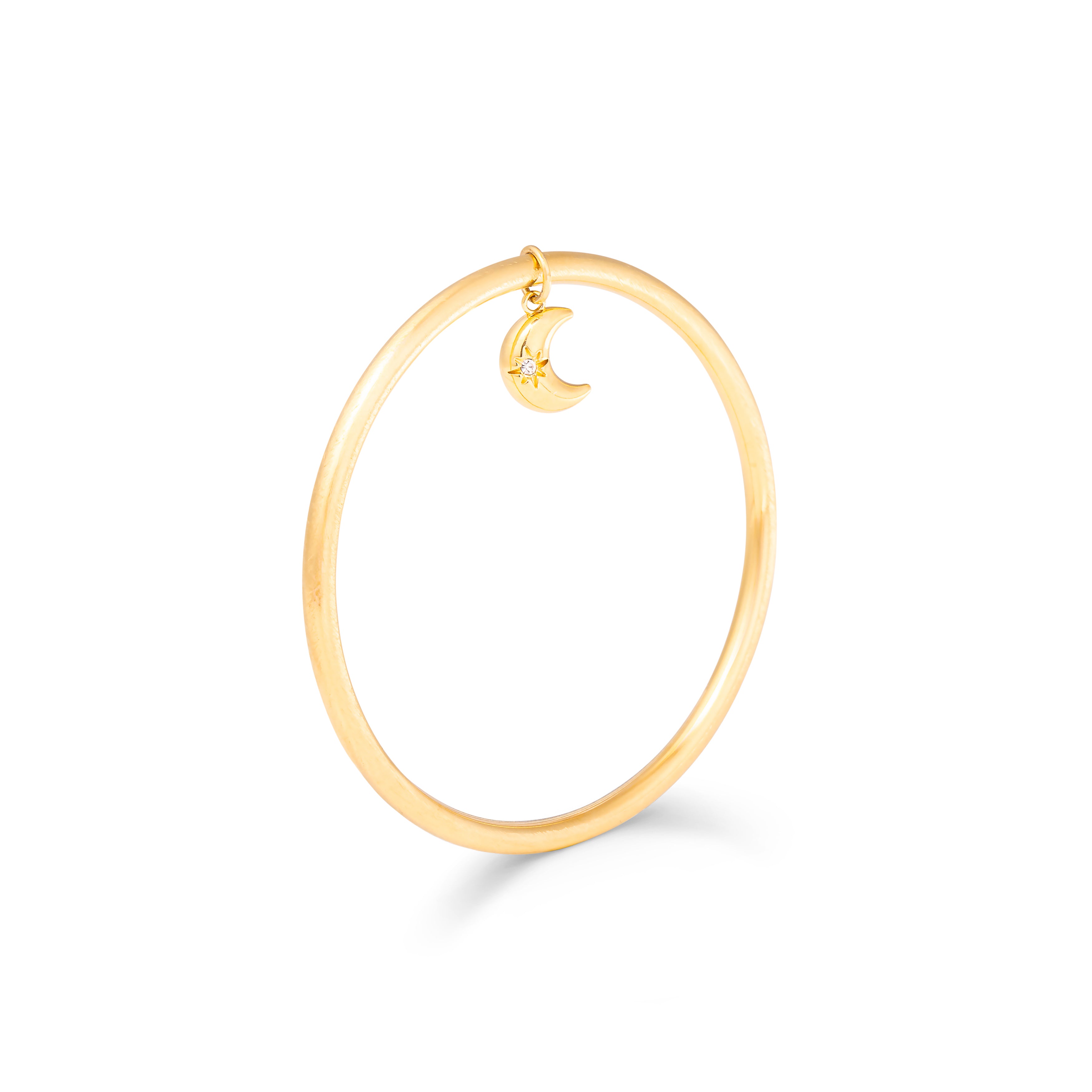 Jonc doré brossé Charlene lune orné d'un pendentif lune avec une petite étoile sertie d'un zircon - Bijou photographié sur fond blanc