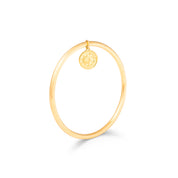 jonc doré brossé Charlene medaille orné d’un pendentif médaille avec une lune et un soleil d’un côté, et une face martelée de l’autre - Bijou photographié sur fond blanc