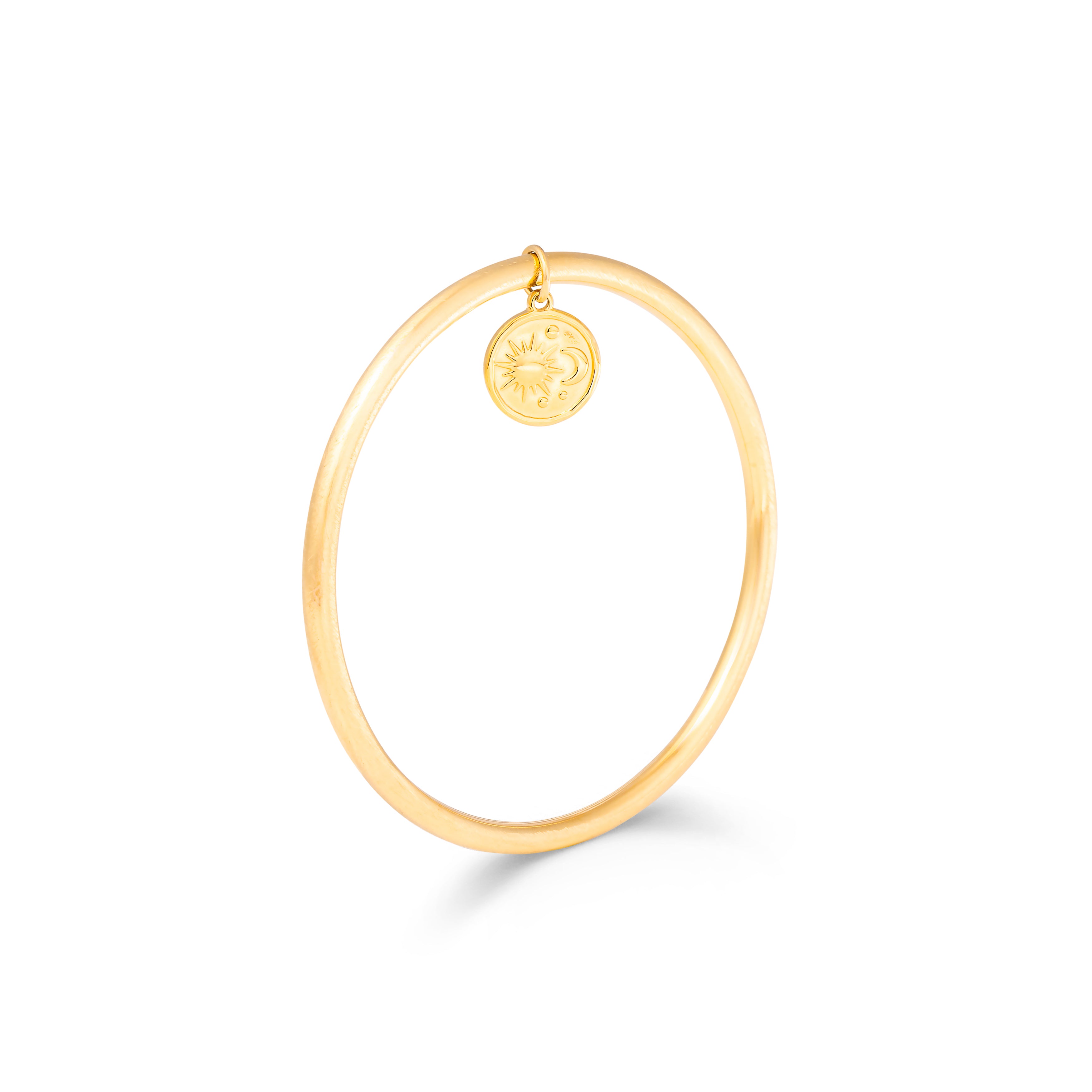 jonc doré brossé Charlene medaille orné d’un pendentif médaille avec une lune et un soleil d’un côté, et une face martelée de l’autre - Bijou photographié sur fond blanc