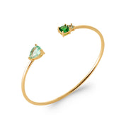 Bracelet jonc en laiton plaqué or avec zircons verts - Bijou photographié sur fond blanc