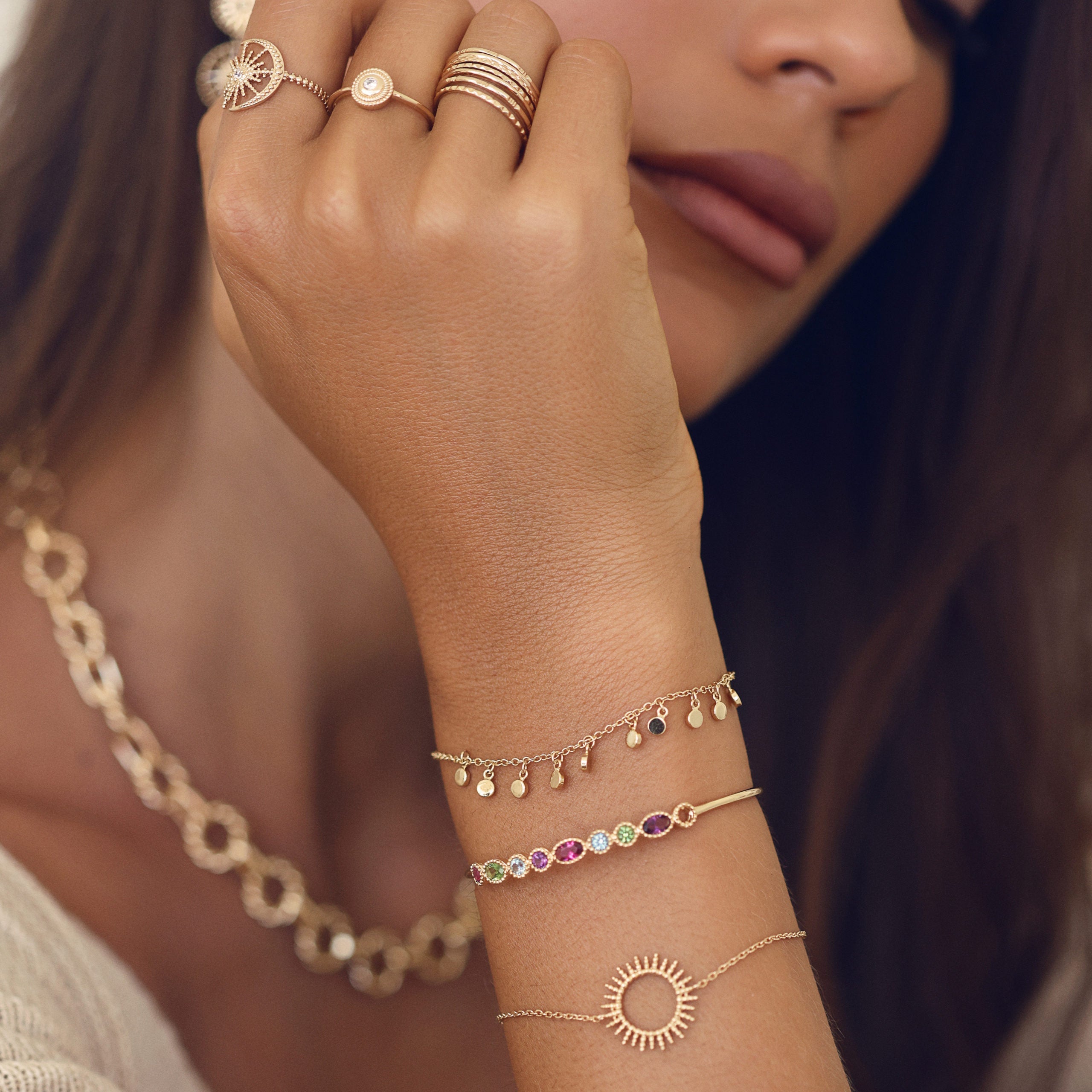 Jonc doré zircons colorés Moira - Bijou porté