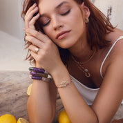 Jonc dore zircons colores Moira - Bijou porté