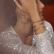 Jonc doré et zircons Leah - Bijoux porté 