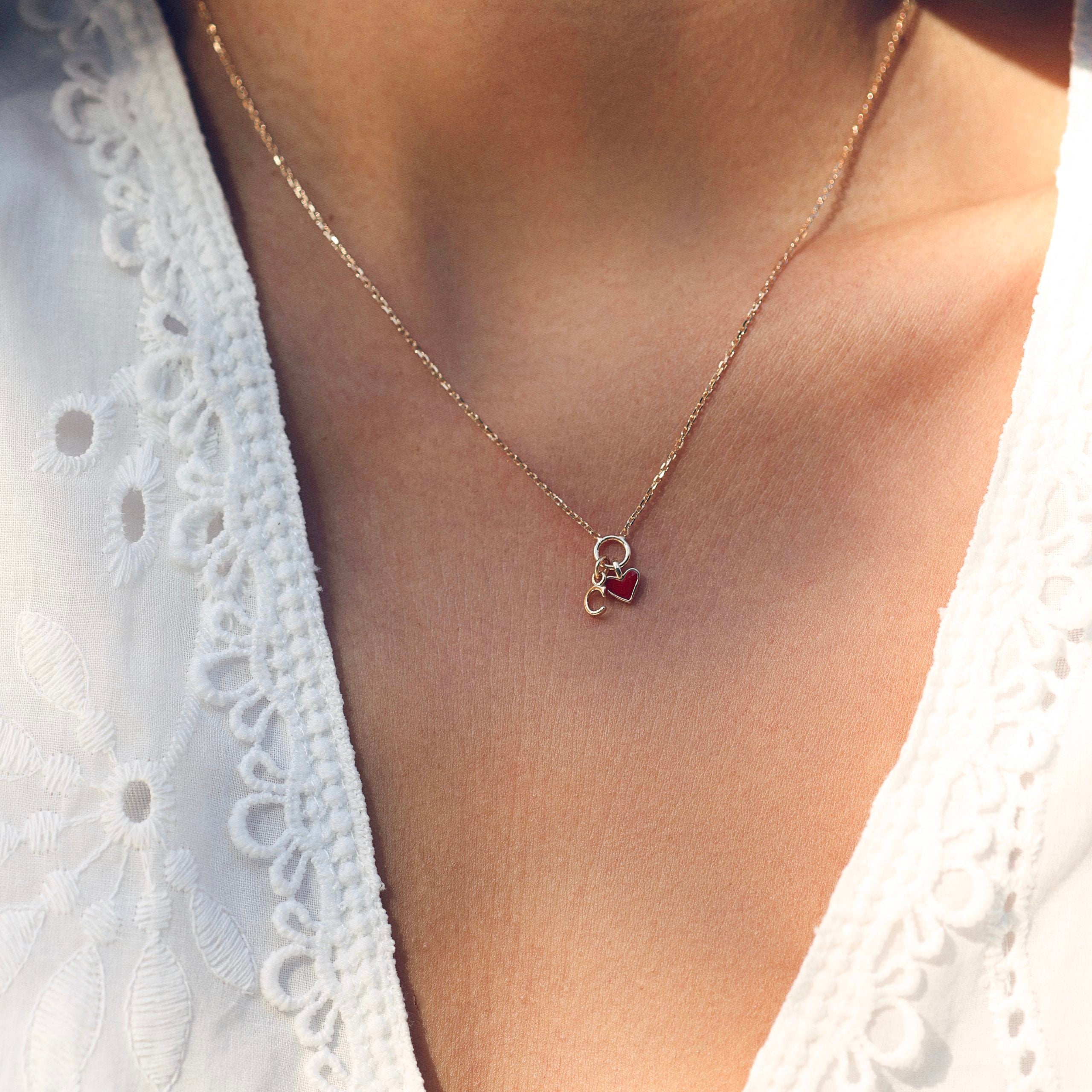 LILOU PASSION – Collier doré personnalisable avec coeur rouge - Bijou porté
