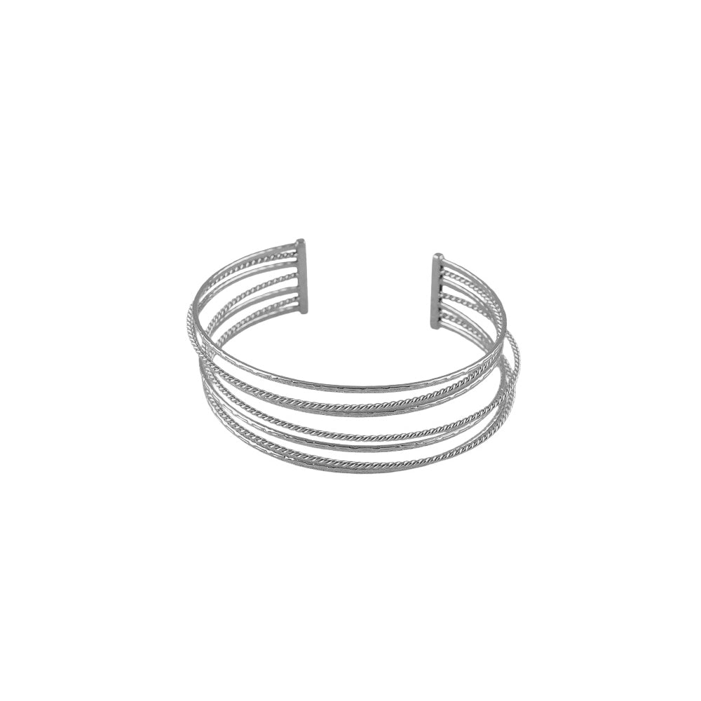 Manchette argentée Corina a effet multi-joncs - Bijou sur fond blanc