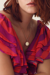 Collier personnalisable doré à graver médaille Ness L - Bijou porté