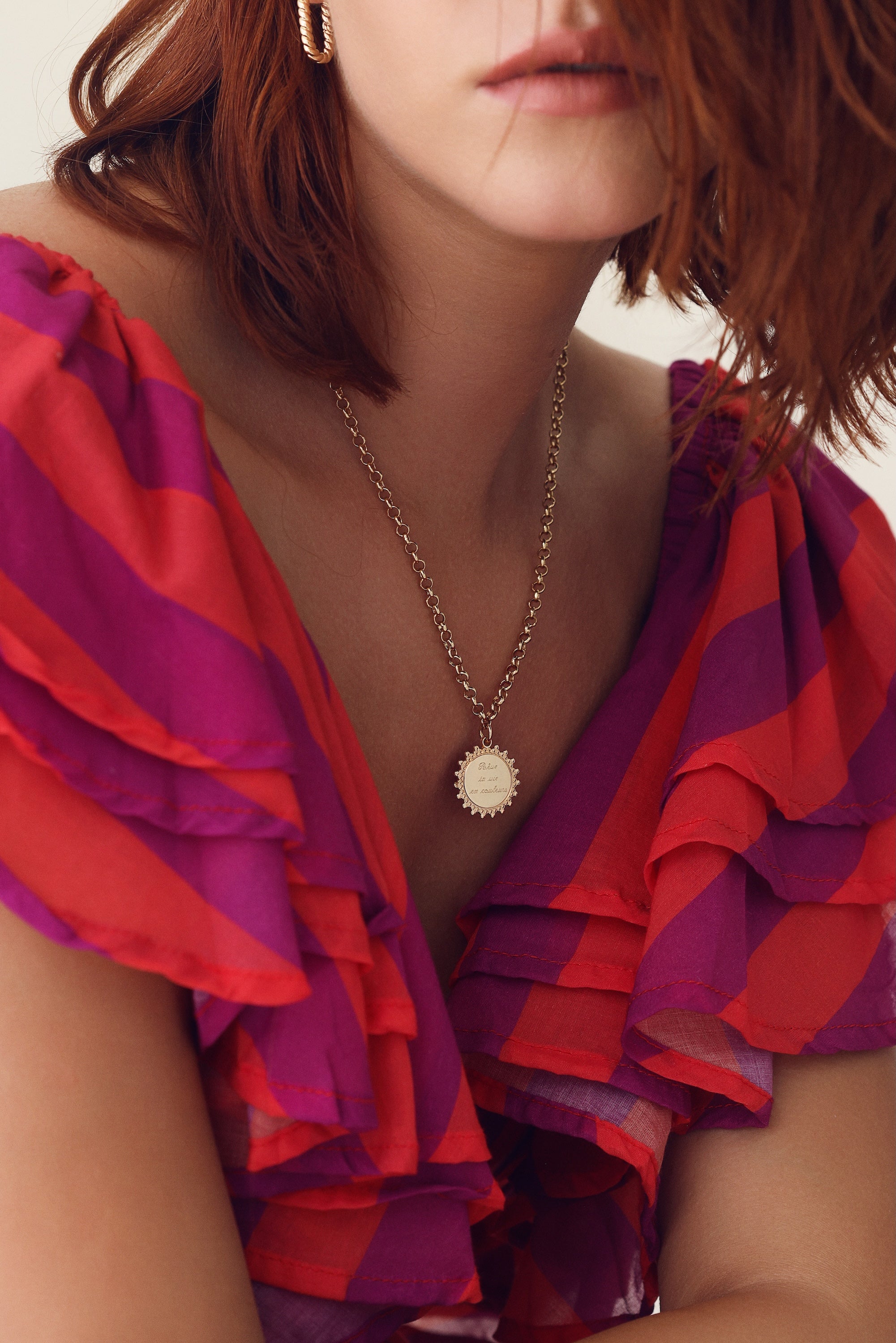 Collier personnalisable doré à graver médaille Ness L - Bijou porté