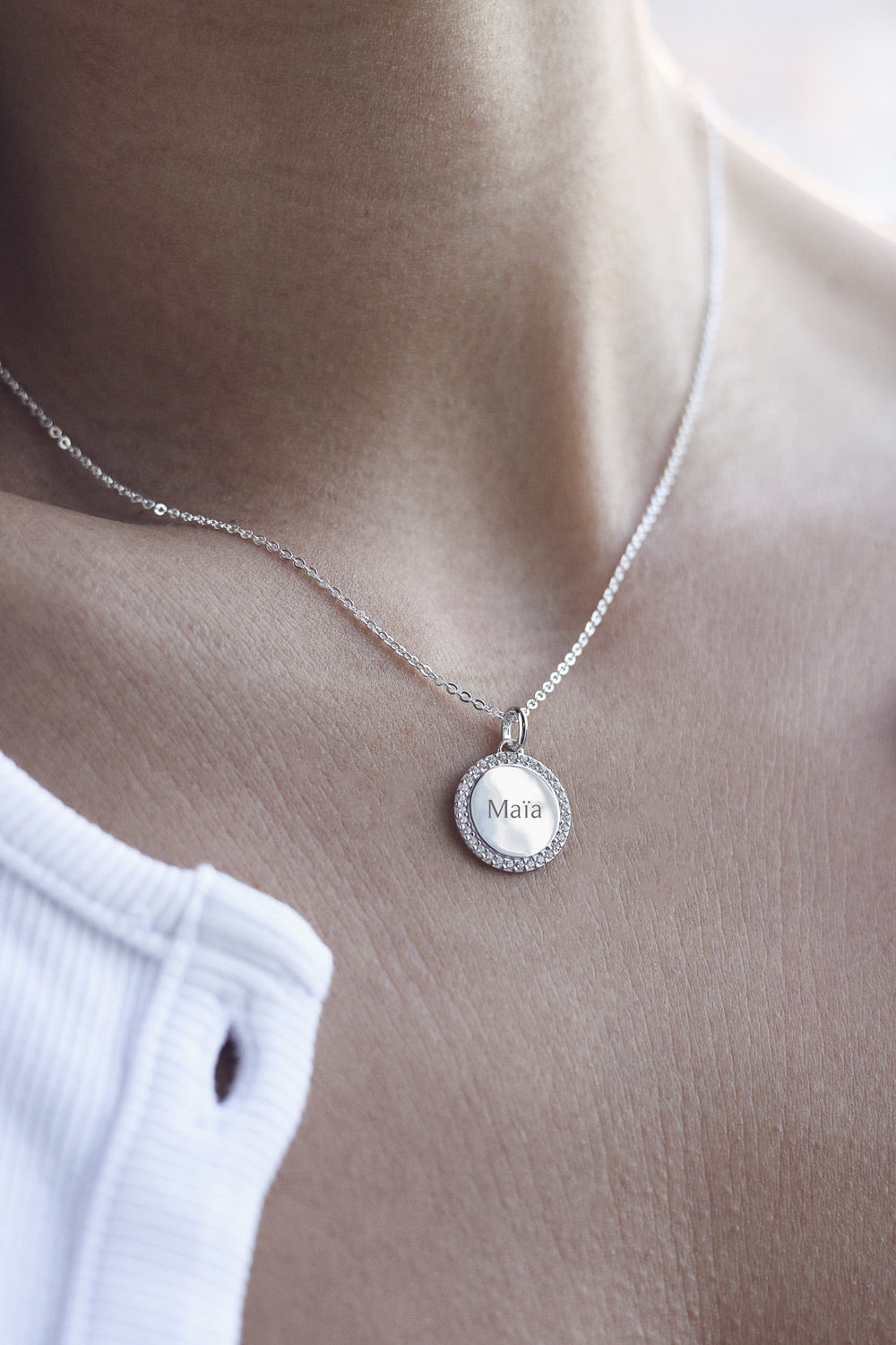 Médaille ronde en argent Laia avec bordure sertie de zircons pour gravure - Bijou porté